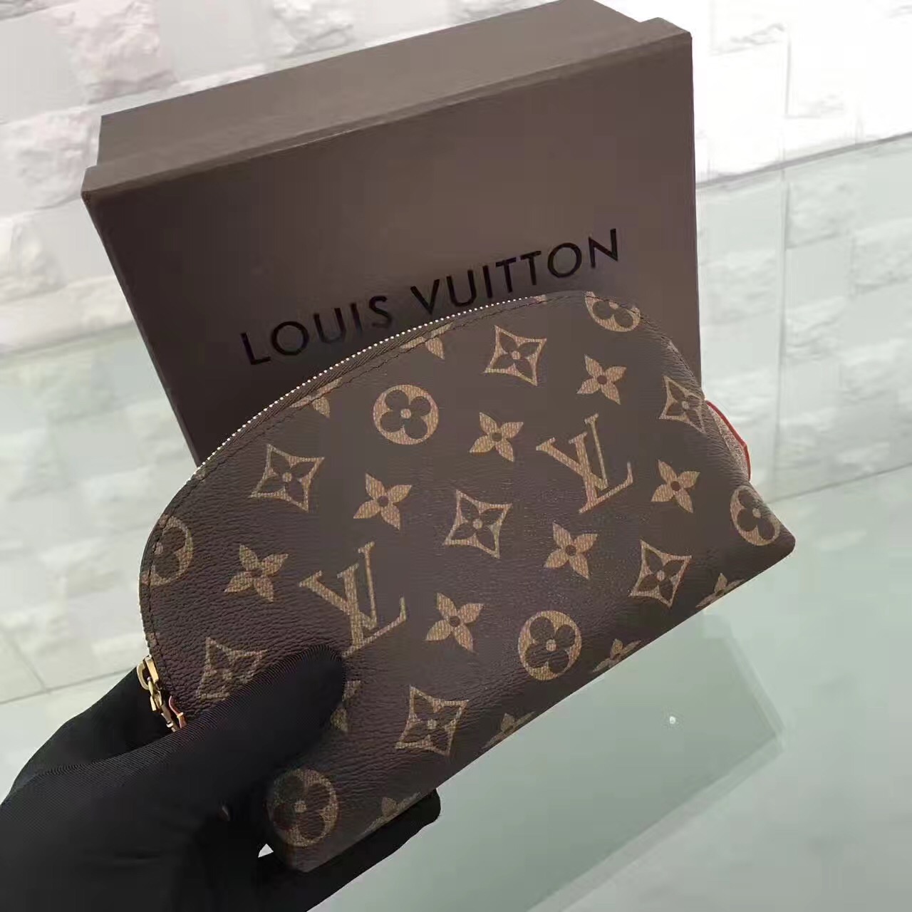 LV Louis Vuitton cosmetic zipper monogram clutch handbags