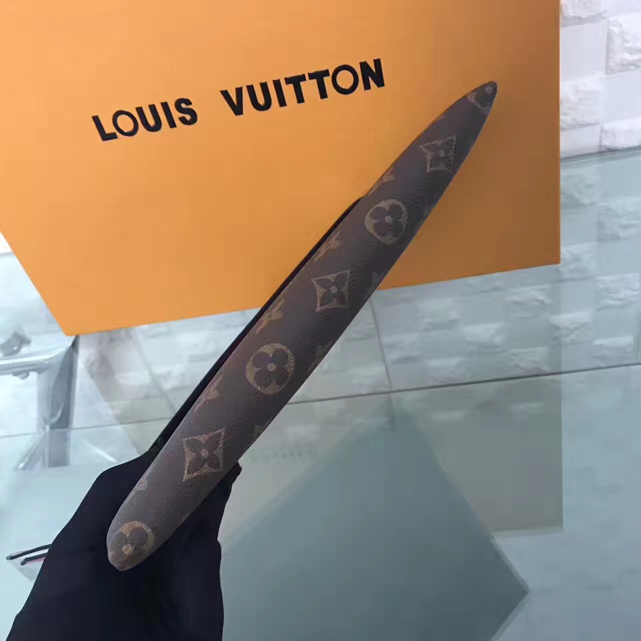 LV Louis Vuitton leather monogram v clutch handbags