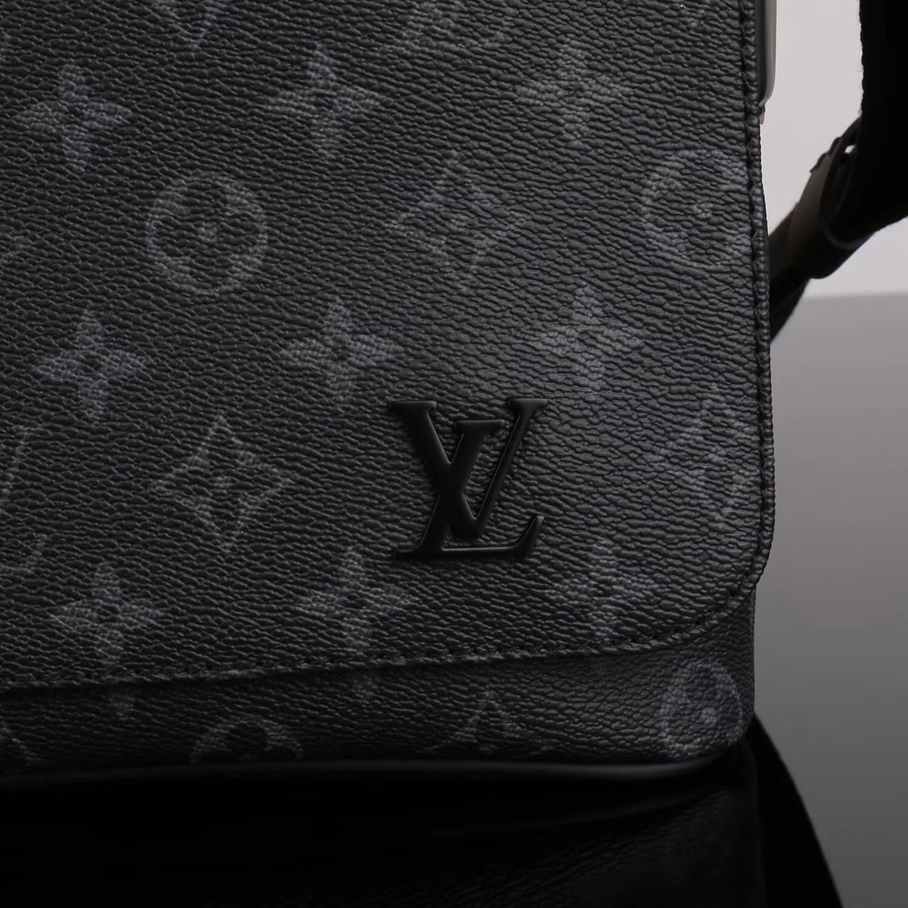 Men LV Louis Vuitton M44000 District Monogram Messenger bags Handbags Gray