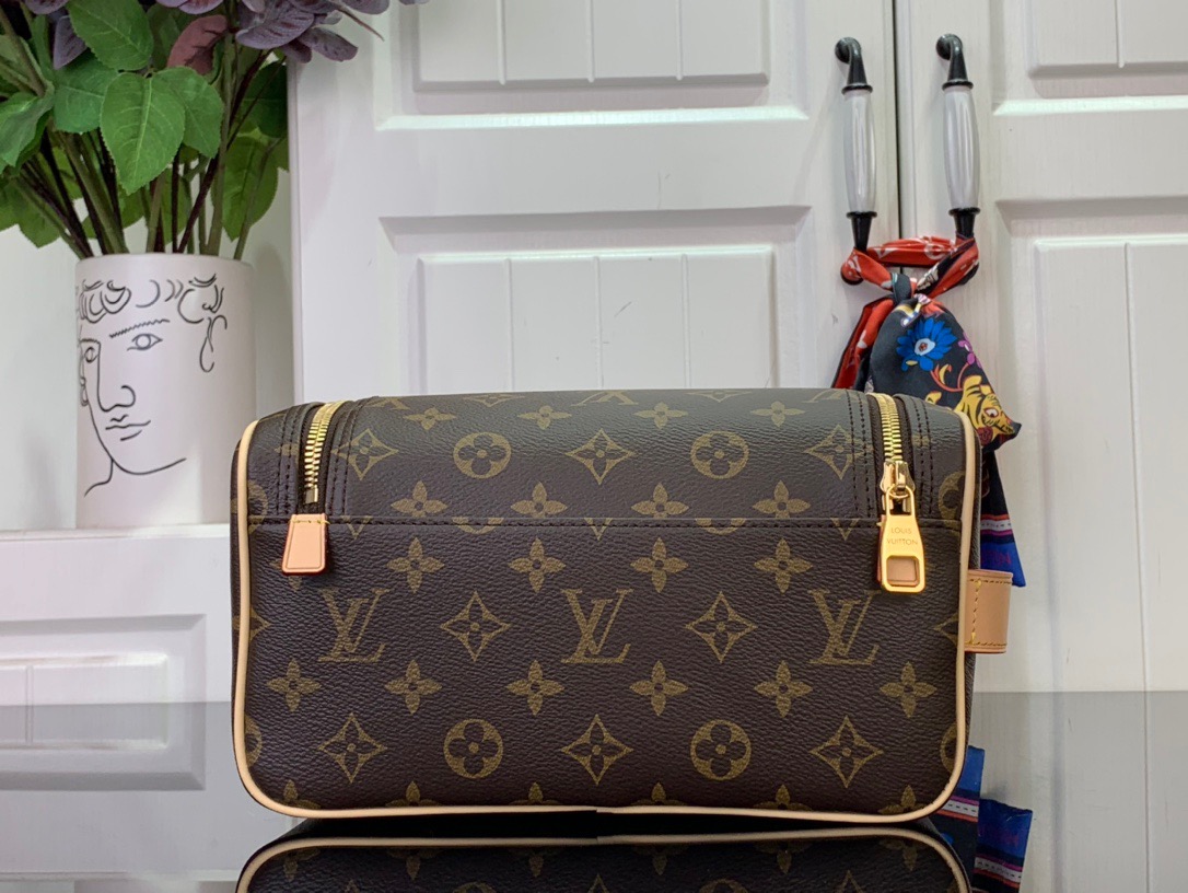 Louis Vuitton LV Men Dopp Kit Toiletry Bag Handbag M11510 Brown