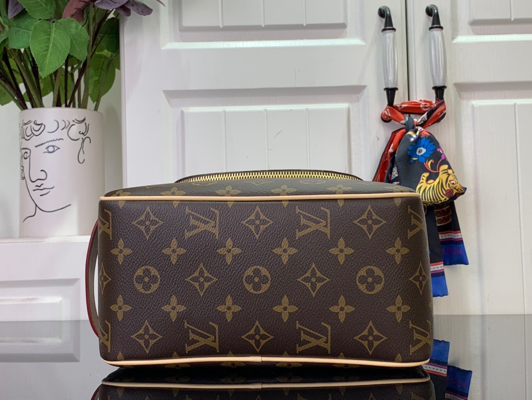 Louis Vuitton LV Men Dopp Kit Toiletry Bag Handbag M11510 Brown