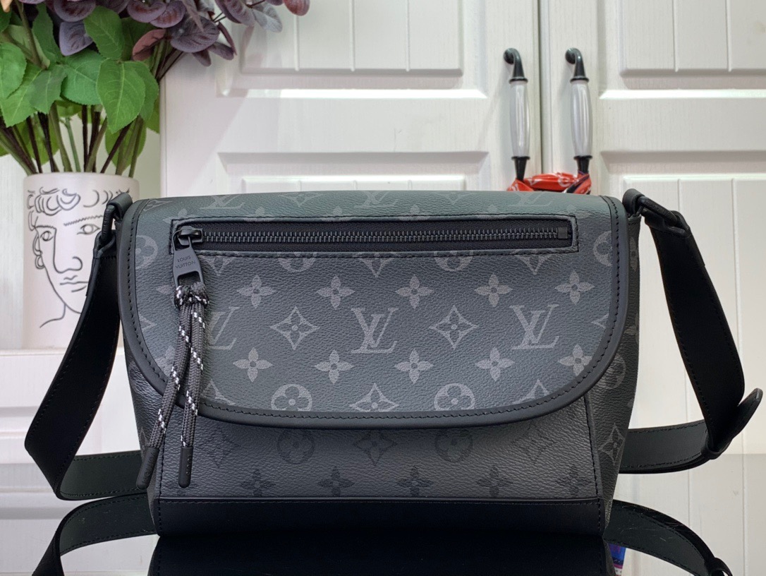 Louis Vuitton LV Men Monogram Pulse Messenger Bag Handbag M12681