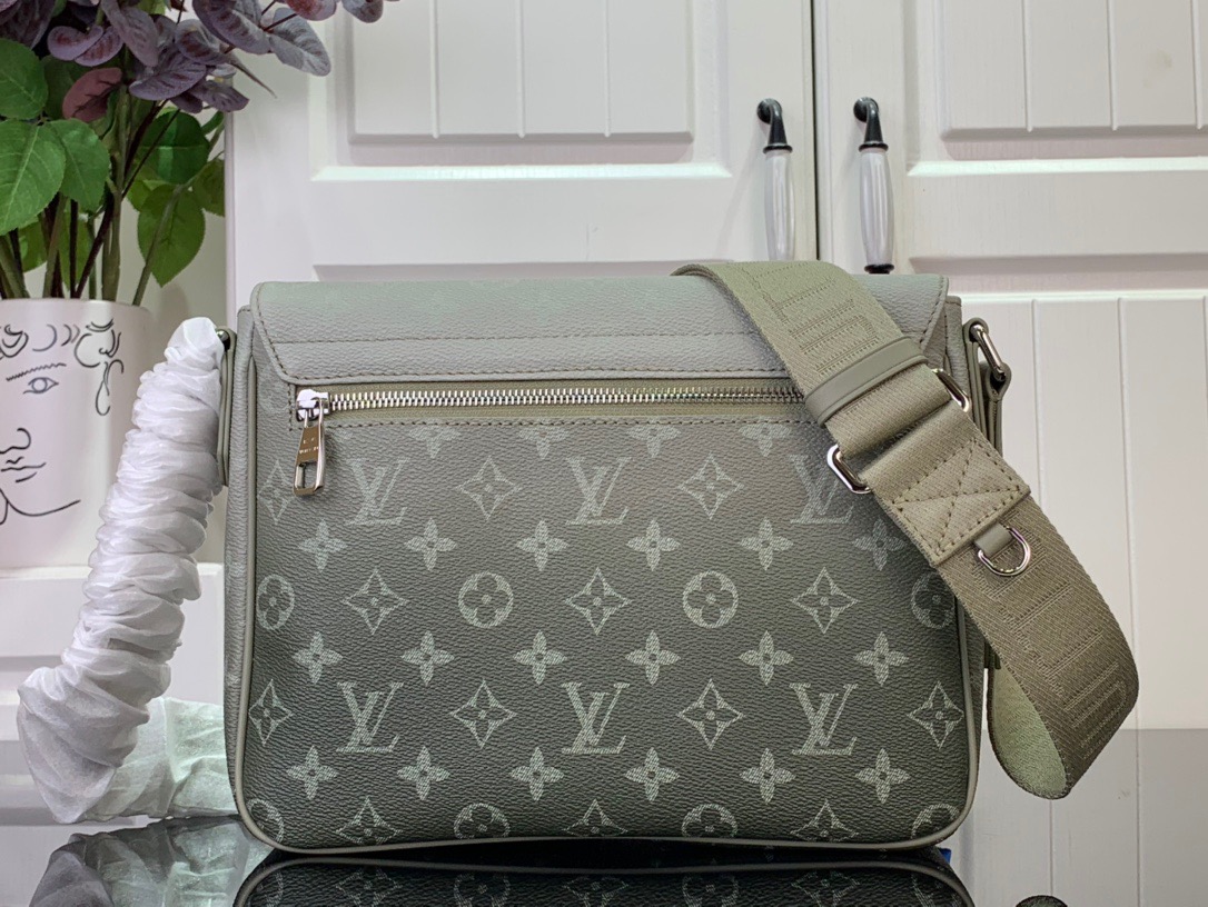 Louis Vuitton LV Men Monogram Gradient District Messenger Bag M11593