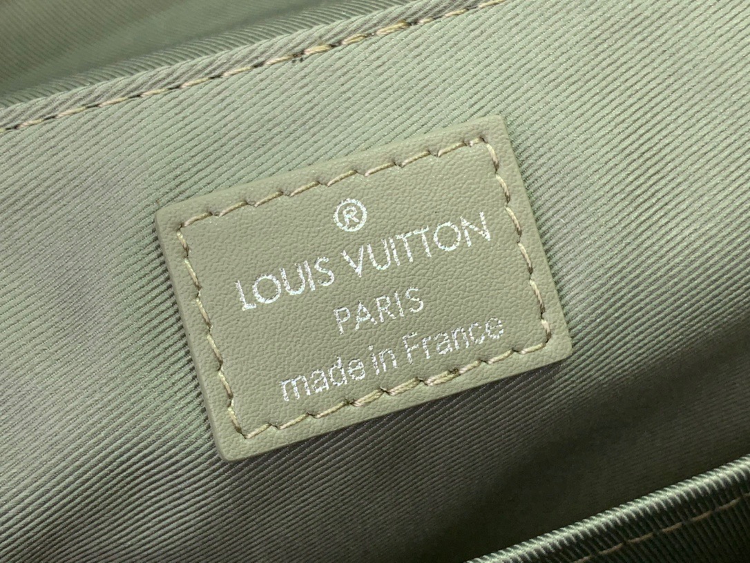 Louis Vuitton LV Men Monogram Gradient District Messenger Bag M11593