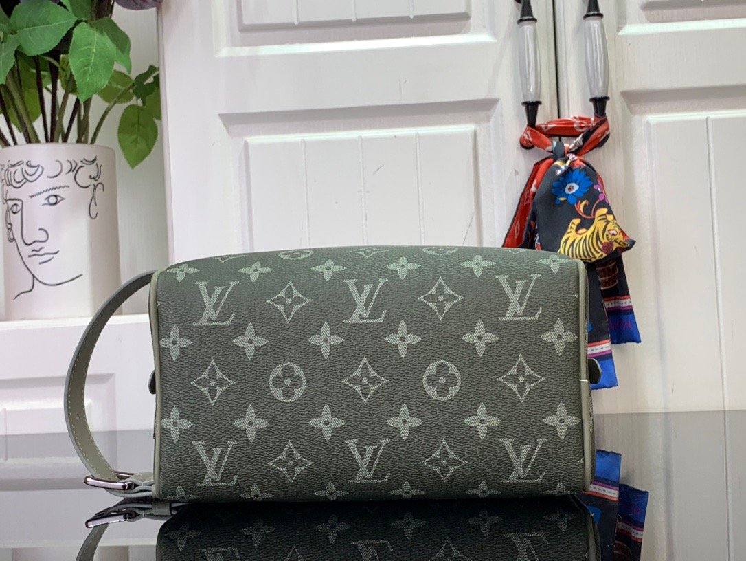 Louis Vuitton LV Men Monogram Locker Dopp Kit Bag Handbag M11559 Green