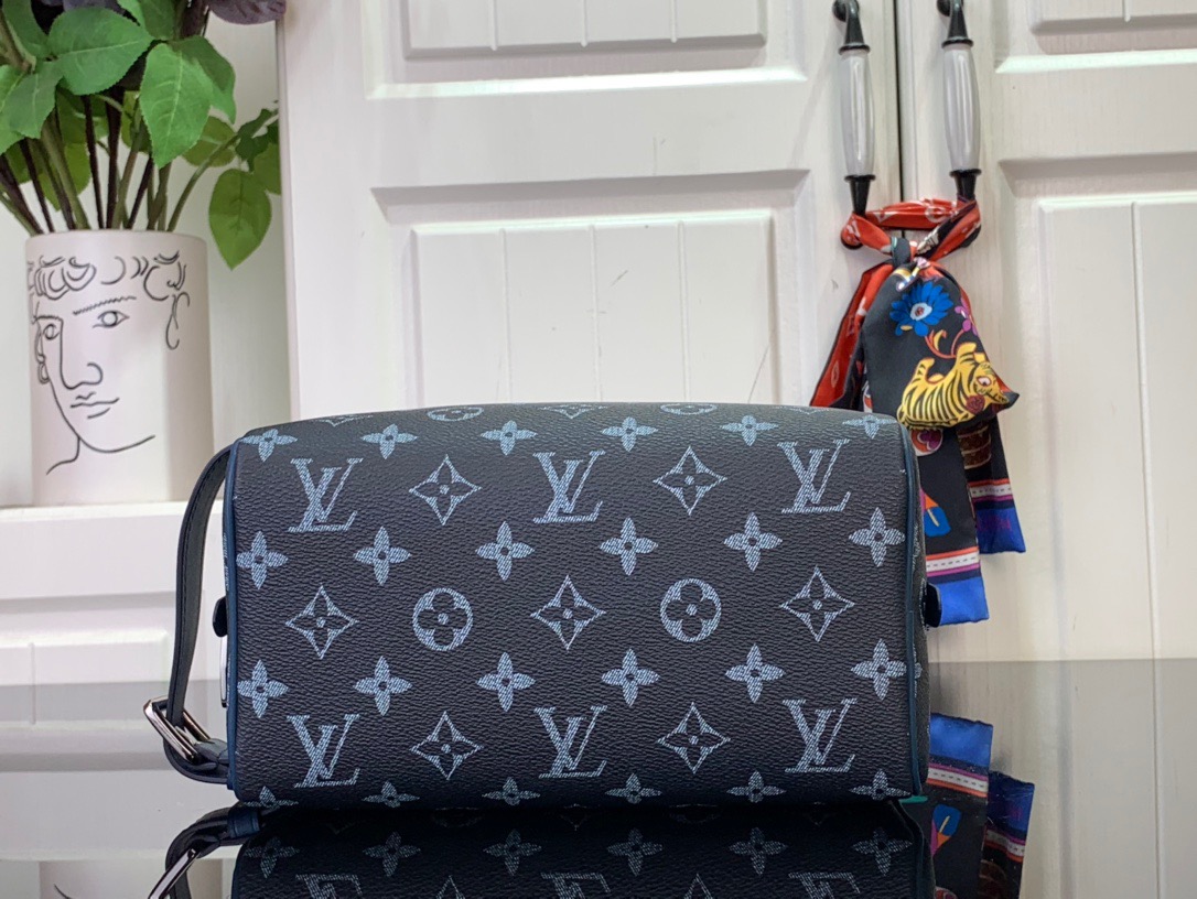 Louis Vuitton LV Men Monogram Locker Dopp Kit Bag Handbag M11559 Blue