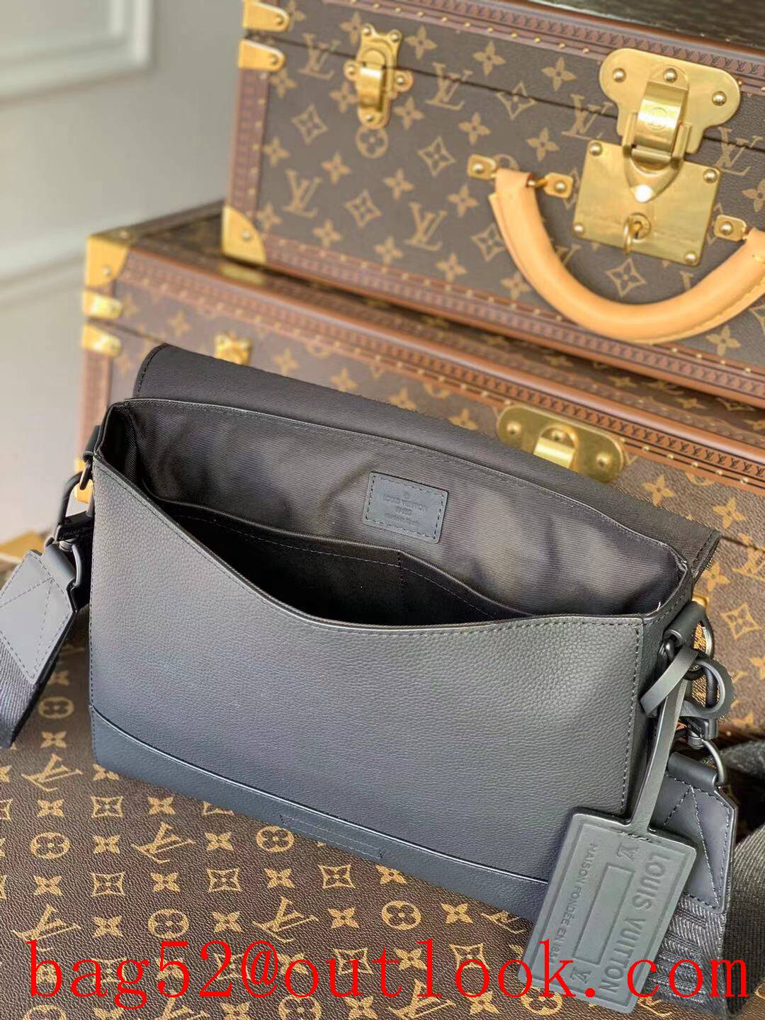 LV Louis Vuitton men black calf leather messenger shoulder bag